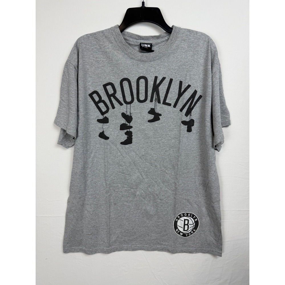 UNK NBA Brooklyn Nets Mens XL Gray Graphic T-Shirt Hanging Sneakers Logo Cotton